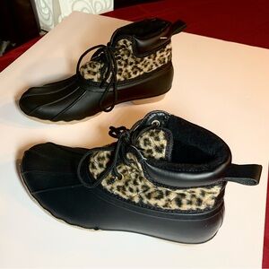 GYPSY JAZZ DUCK RAIN ANKLE BOOTS - LEOPARD & BLACK, Sz 7